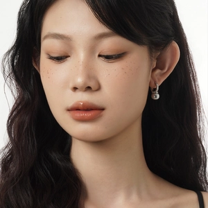 Elegant S925 silver earrings with grey pearl and pavé rhinestones on a female model