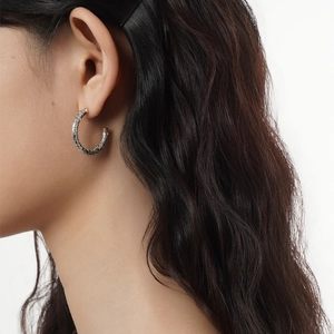 Boucles d'oreilles créoles C en argent 925 avec texture martelée et détails dorés