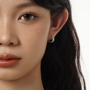 Boucles d'oreilles anneaux minimalistes en argent S925 avec zircons géométriques clairs