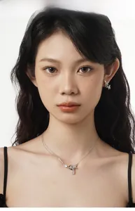 Gros plan d'un collier et boucles d'oreilles papillon en argent S925 et nacre de lune