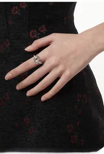 Vue détaillée d'une bague papillon en argent sterling S925 avec motifs coquillage et lune