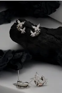 Détail macro de boucles d'oreilles papillon en argent S925 avec inserts en nacre