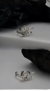 Vue détaillée de la bague papillon et lune au style métal liquide avec ailes évidées