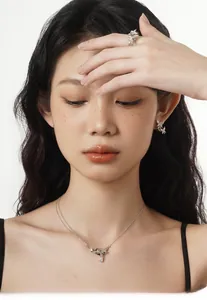 Ensemble détaillé de collier, boucles d'oreilles et bague papillon en argent S925