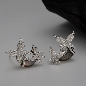 Boucles d'oreilles minimalistes papillon et lune en argent S925 avec nacre irisante