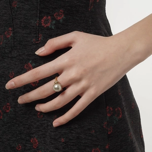 Elegant S925 silver ring with a large grey pearl and diamond accents on gold twisted band