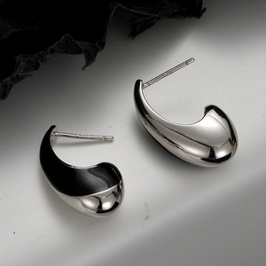 Minimalist S925 Sterling Silver Crescent Moon Stud Earrings For Women Korean Black Enamel Inlay Electroplated Jewelry Gift