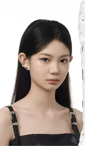 Détail d'un ear cuff serpent en argent au design enveloppant porté par un mannequin