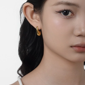 Minimalist S925 sterling silver crescent hoop earrings with a shiny gold finish on model