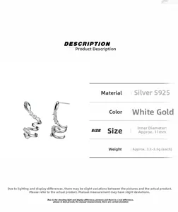 Détail macro des boucles d'oreilles serpent en argent S925 avec gemmes vertes et zircons