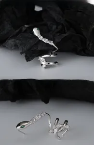 Détail de la boucle d'oreille serpent en argent S925 avec zircons et yeux verts