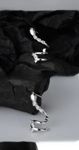 Détail de boucles d'oreilles serpent en argent avec gemmes vertes et zircons blancs