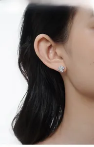 Vue détaillée des boucles d'oreilles trèfle en argent S925 serties de cristaux scintillants
