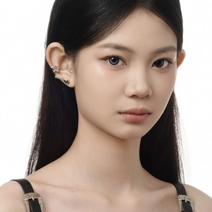 Boucles d'oreilles serpent en argent S925 avec cristaux sur un mannequin féminin