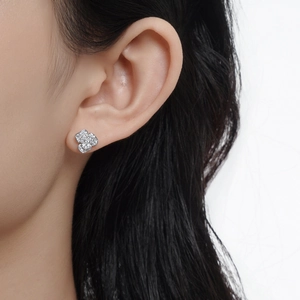 Boucles d'oreilles fleurs en argent S925 avec zircons portées par un mannequin