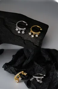 Dettaglio di orecchini a clip in argento S925 con pendenti in zircone lucido