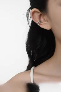 Dettaglio dell'orecchino ear cuff in argento S925 con cristalli quadrati sul modello