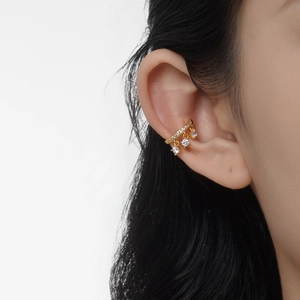 Elegante ear cuff in argento S925 dorato con ciondoli in zircone brillante da donna