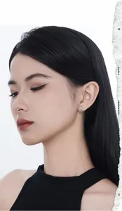 Gros plan de boucles d'oreilles étoiles en argent 925 avec zircons sur l'oreille d'une femme