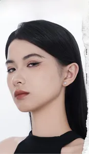 Gros plan d'une boucle d'oreille en argent S925 minimaliste avec zircon trèfle brillant