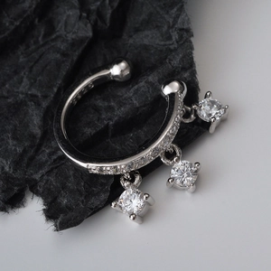 Ear cuff geometrico in argento S925 con tre diamanti pendenti dallo stile minimalista