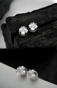 Détail macro des boucles d'oreilles trèfle en argent S925 avec zircons scintillants