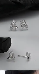 Vue détaillée des boucles d'oreilles étoile en argent S925 avec oxyde de zirconium carré
