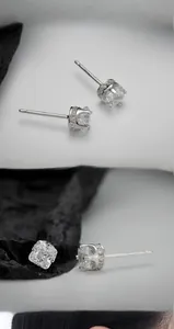 Vue détaillée des boucles d'oreilles trèfle étincelantes en argent S925 avec zircones