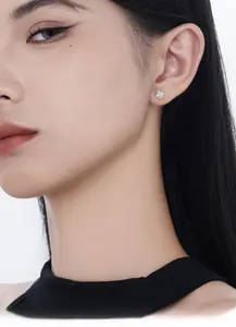 Gros plan sur un clou d'oreille trèfle en argent S925 avec zircone cubique brillant