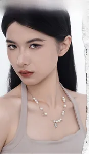 Dettaglio della collana a stella in argento S925 con perle bianche su modella