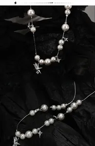 Dettaglio della collana a stella in argento S925 con perle sfumate e ciondoli a stella lucidi