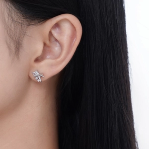 Boucles d'oreilles puces étoile en argent S925 et zircon portées par un mannequin