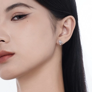 Boucles d'oreilles papillon en argent S925 avec zircons portées par un mannequin