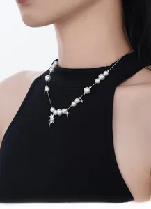 Dettaglio della collana a stella in argento S925 fatta a mano con perle su modella