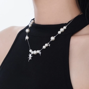 Collana a stella in argento sterling S925 con perle bianche su modella in nero