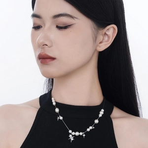 Collana artigianale in argento 925 con stelle e perle bianche indossata da modella