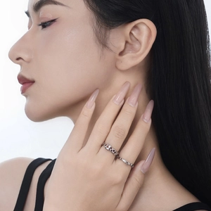 Anello a scacchiera minimalista in argento sterling S925 con smalto sulla mano