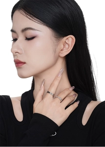 Close-up of a model wearing a S925 sterling silver snake ring set with vintage patterns