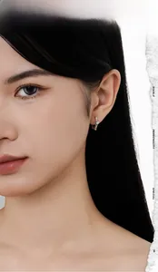 Détail de boucle d'oreille étoile en argent S925 avec zircone sur modèle féminin