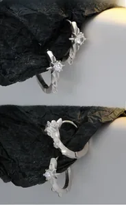 Détails macro des boucles d'oreilles étoile en argent S925 mat avec zircone ronde