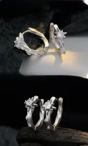 Détails macro des boucles d'oreilles en argent S925 mat avec zircon brillant