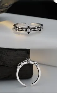 Nahaufnahme von Vintage S925 Silber Sternring mit Diamant und gravierten Details