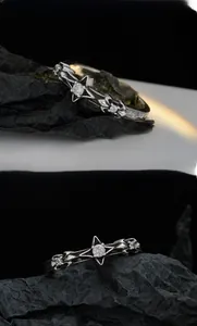 Detailansicht S925 Silberring mit Sternenmuster und funkelnden Zirkoniasteinen