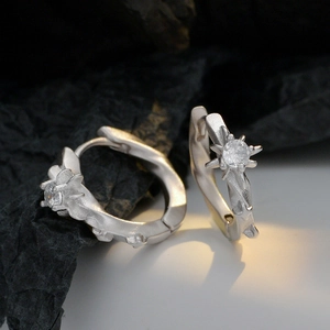 Boucles d'Oreilles Huggie Hoop Étoile à Huit Branches en Argent Sterling 925 pour Femmes Finition Mate Bijoux Minimalistes avec Strass