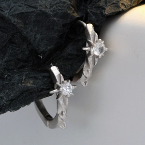 Boucles d'oreilles créoles étoile en argent S925 avec fini mat et zircons étincelants