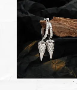 Dettaglio degli orecchini a cono in argento S925 con pavé di cristalli su legno