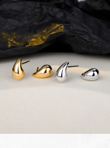 Détail de boucles d'oreilles minimalistes gouttes en argent S925, finitions or et argent