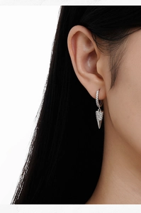 Primo piano di orecchini a cono in argento S925 minimalisti con cristalli pavé