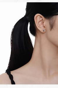 Detailed close-up of S925 sterling silver star stud earring with shimmering zircon stones