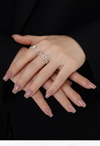 Detailed view of S925 sterling silver chain ring with a pearl on model's finger